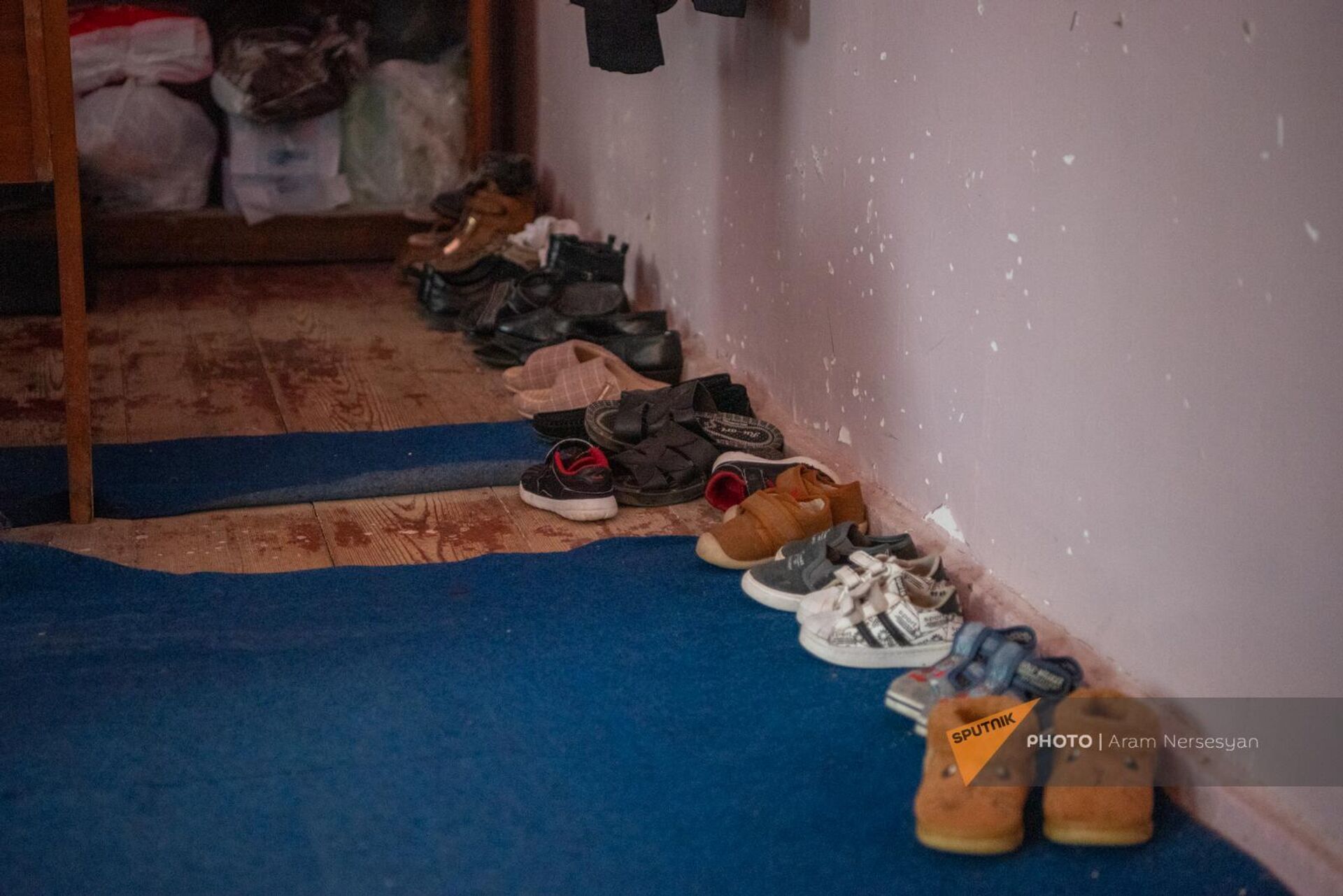 Обувь вынужденных переселенцев из Нагорного Карабаха во временном жилье в старом здании школы села Хнаберд Араратской области - Sputnik Արմենիա, 1920, 25.10.2023