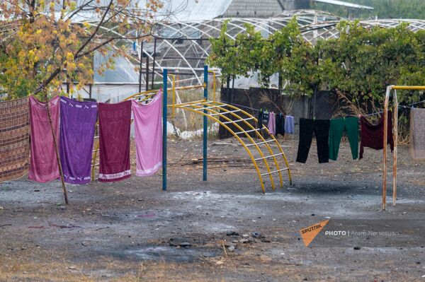 Արցախից բռնի տեղահանվածների լվացքը Հնաբերդի դպրոցի բակում - Sputnik Արմենիա