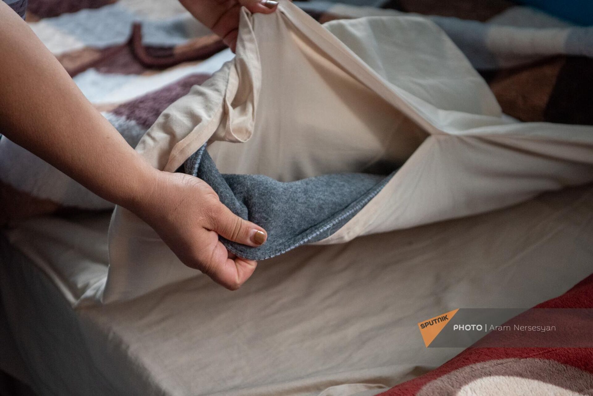 Нарине Каграманян показывает одеяла во временном жилье в старом здании школы села Хнаберд Араратской области - Sputnik Արմենիա, 1920, 25.10.2023