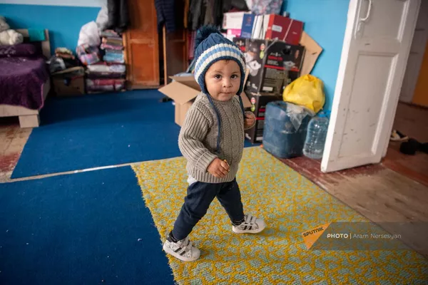 Дети вынужденных переселенцев из Нагорного Карабаха во временном жилье в старом здании школы села Хнаберд Араратской области - Sputnik Армения