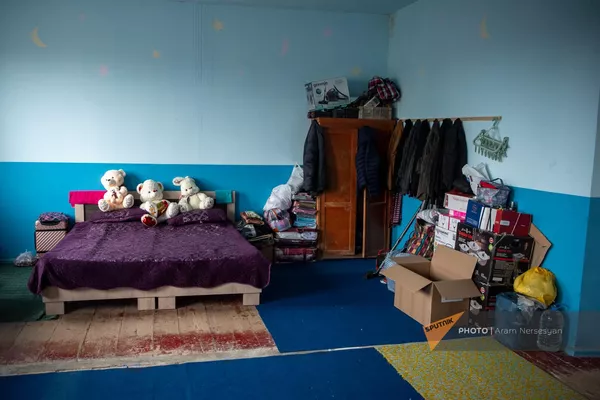 Временное жилье вынужденных переселенцев из Нагорного Карабаха в старом здании школы села Хнаберд Араратской области - Sputnik Армения