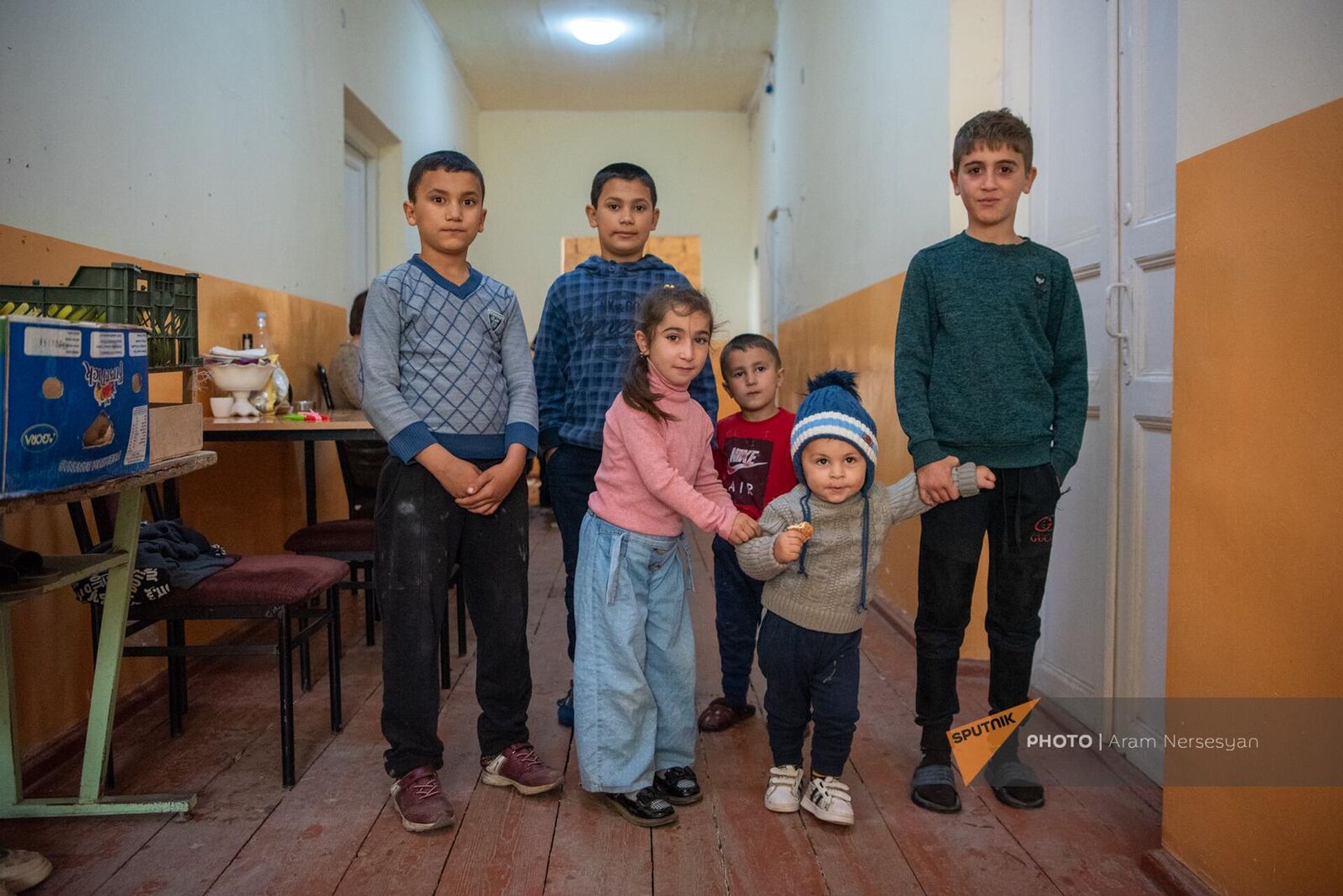 Дети вынужденных переселенцев из Нагорного Карабаха во временном жилье в старом здании школы села Хнаберд Араратской области - Sputnik Արմենիա, 1920, 25.10.2023