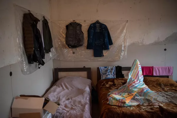 Временное жилье вынужденных переселенцев из Нагорного Карабаха в старом здании школы села Хнаберд Араратской области - Sputnik Армения