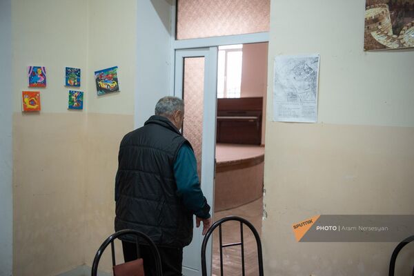 Արցախից բռնի տեղահանված տղամարդը Հնաբերդի դպրոցի սենյակներից մեկում - Sputnik Արմենիա