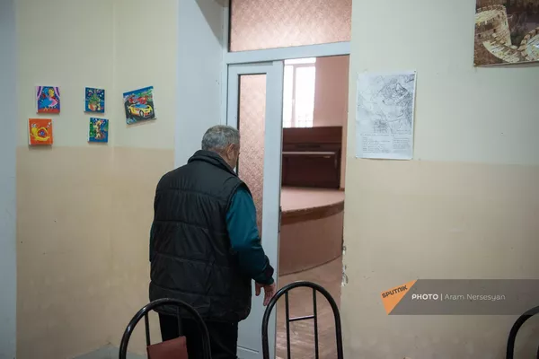 Вынужденный переселенец из Нагорного Карабаха во временном жилье в здании Дома культуры села Хнаберд Араратской области - Sputnik Армения