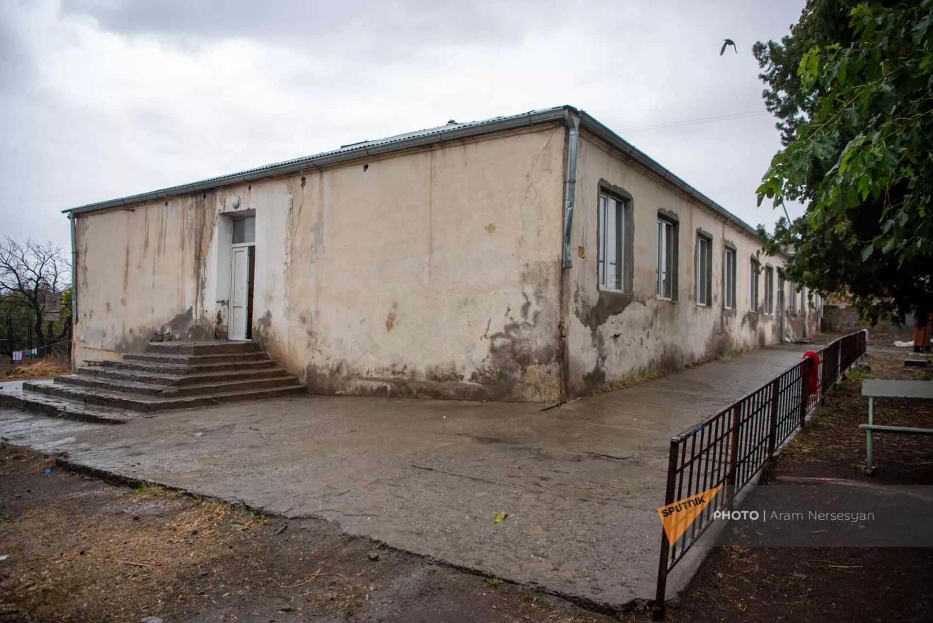 Старое здание школы села Хнаберд Араратской области, где временно размещены вынужденные переселенцы из Нагорного Карабаха - Sputnik Армения, 1920, 27.10.2023