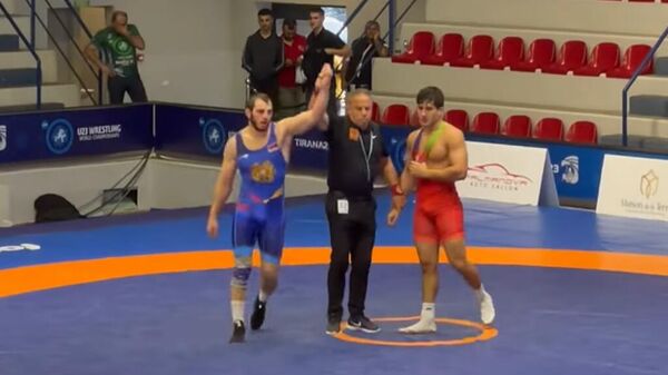 Կարեն Խաչատրյանը մրցավարի ու պարտված ադրբեջանցու հետ - Sputnik Արմենիա