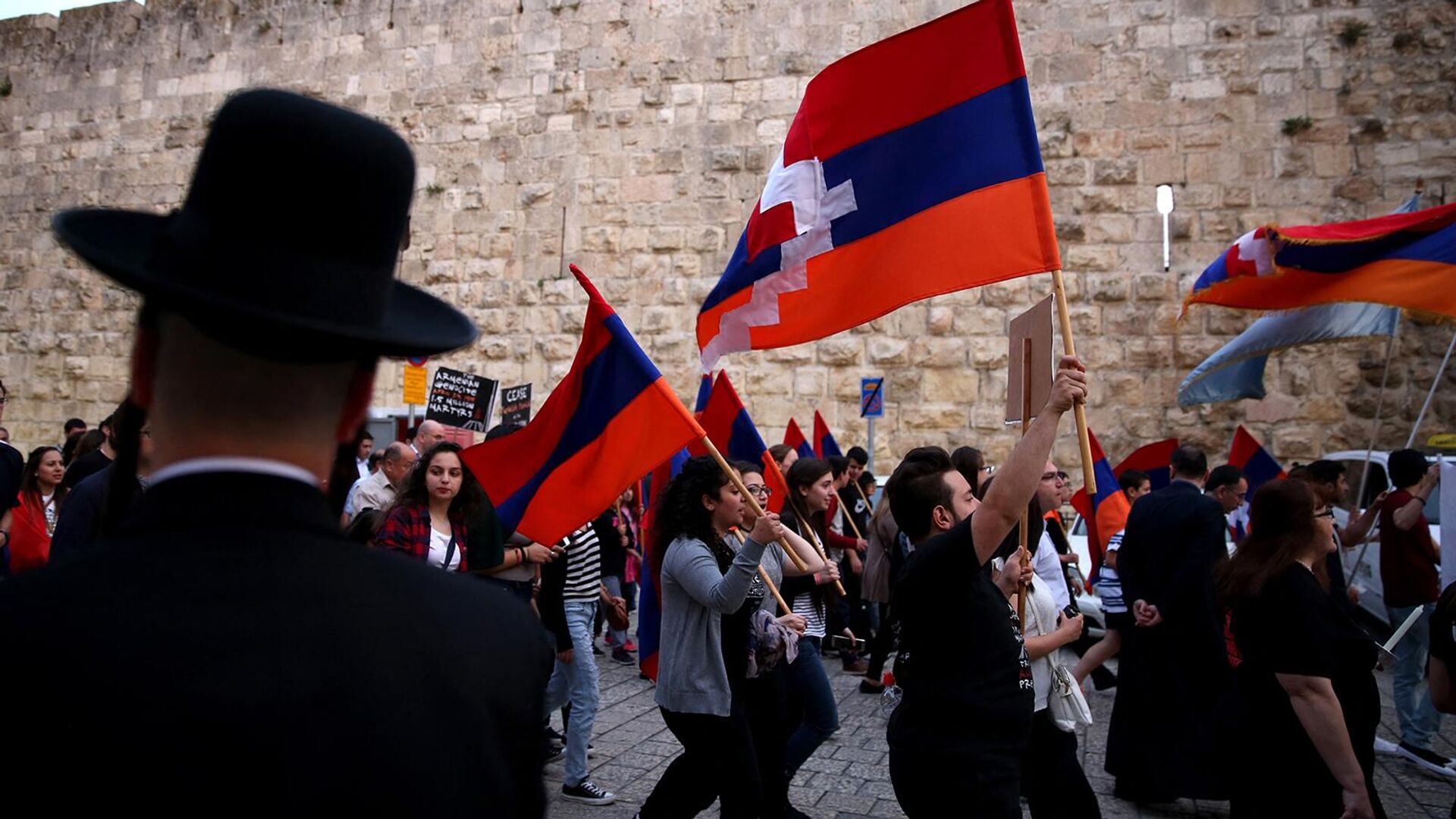 Члены армянской общины с флагами Армении и Карабаха на улицах Старого города (23 апреля 2016). Иерусалим - Sputnik Армения, 1920, 29.10.2023