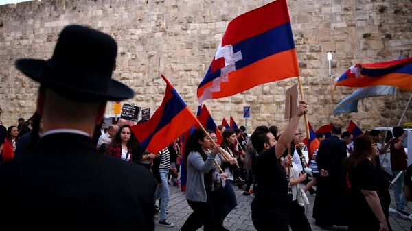 Члены армянской общины с флагами Армении и Карабаха на улицах Старого города (23 апреля 2016). Иерусалим - Sputnik Армения