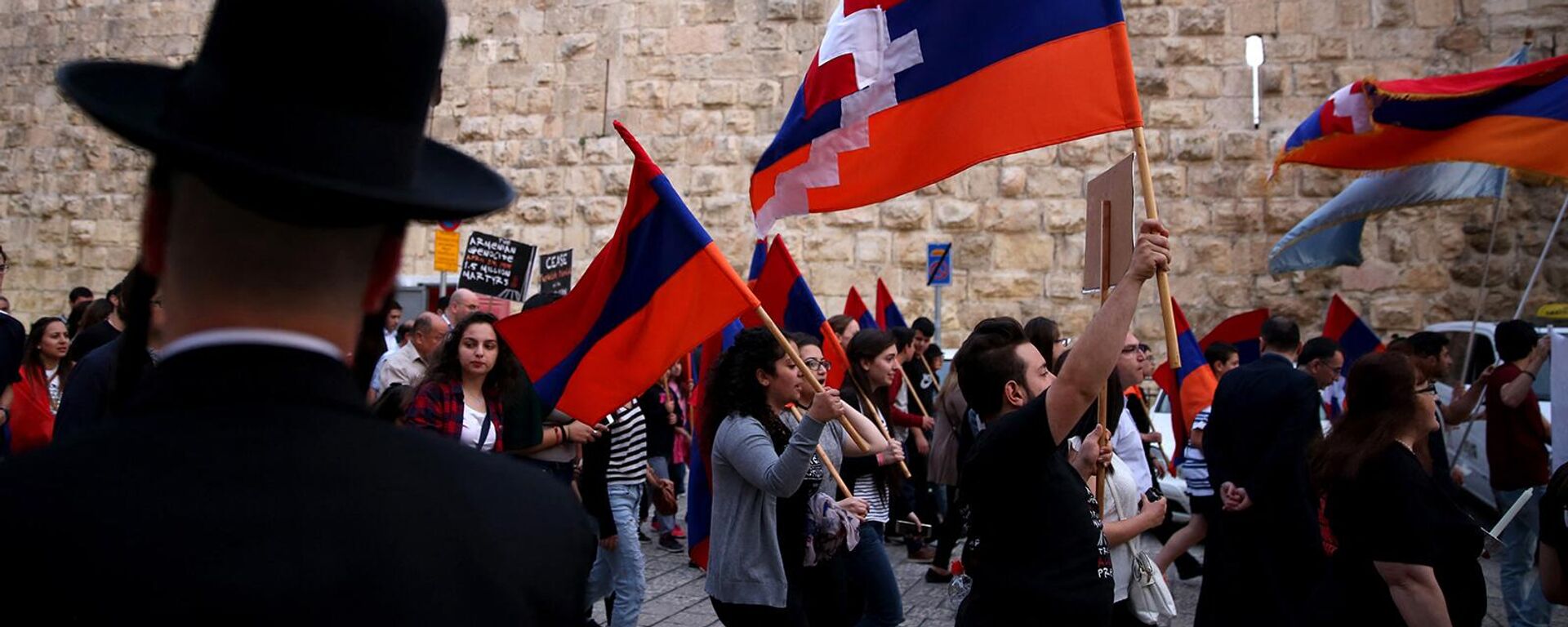 Члены армянской общины с флагами Армении и Карабаха на улицах Старого города (23 апреля 2016). Иерусалим - Sputnik Армения, 1920, 29.10.2023