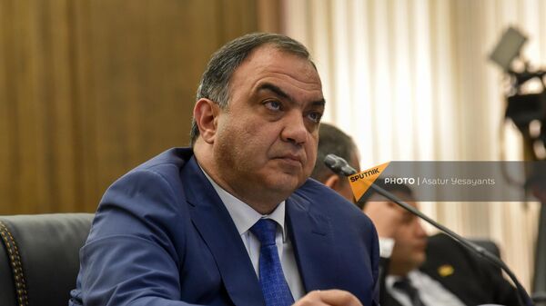 Министр внутренних дел Ваге Казарян на обсуждении бюджета 2024 г. в НС (30 октября 2023). Еревaн - Sputnik Армения