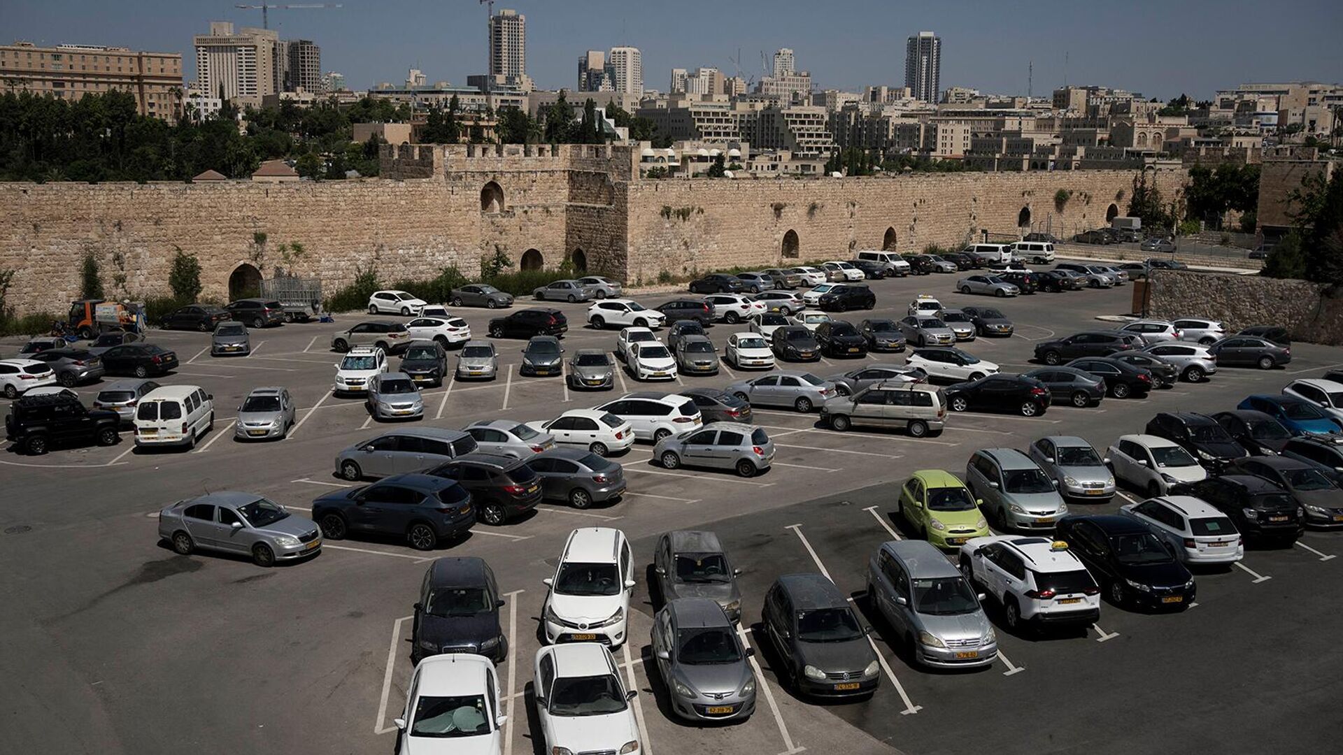 Общий вид парковки, которая является частью спорной сделки в Армянском квартале Старого города Иерусалима - Sputnik Արմենիա, 1920, 01.11.2023