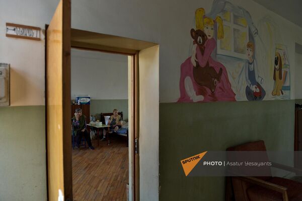 Բռնի տեղահանվածները Արմավիր քաղաքում գործող տարածքային մանկավարժահոգեբանական աջակցության կենտրոնի շենքում - Sputnik Արմենիա