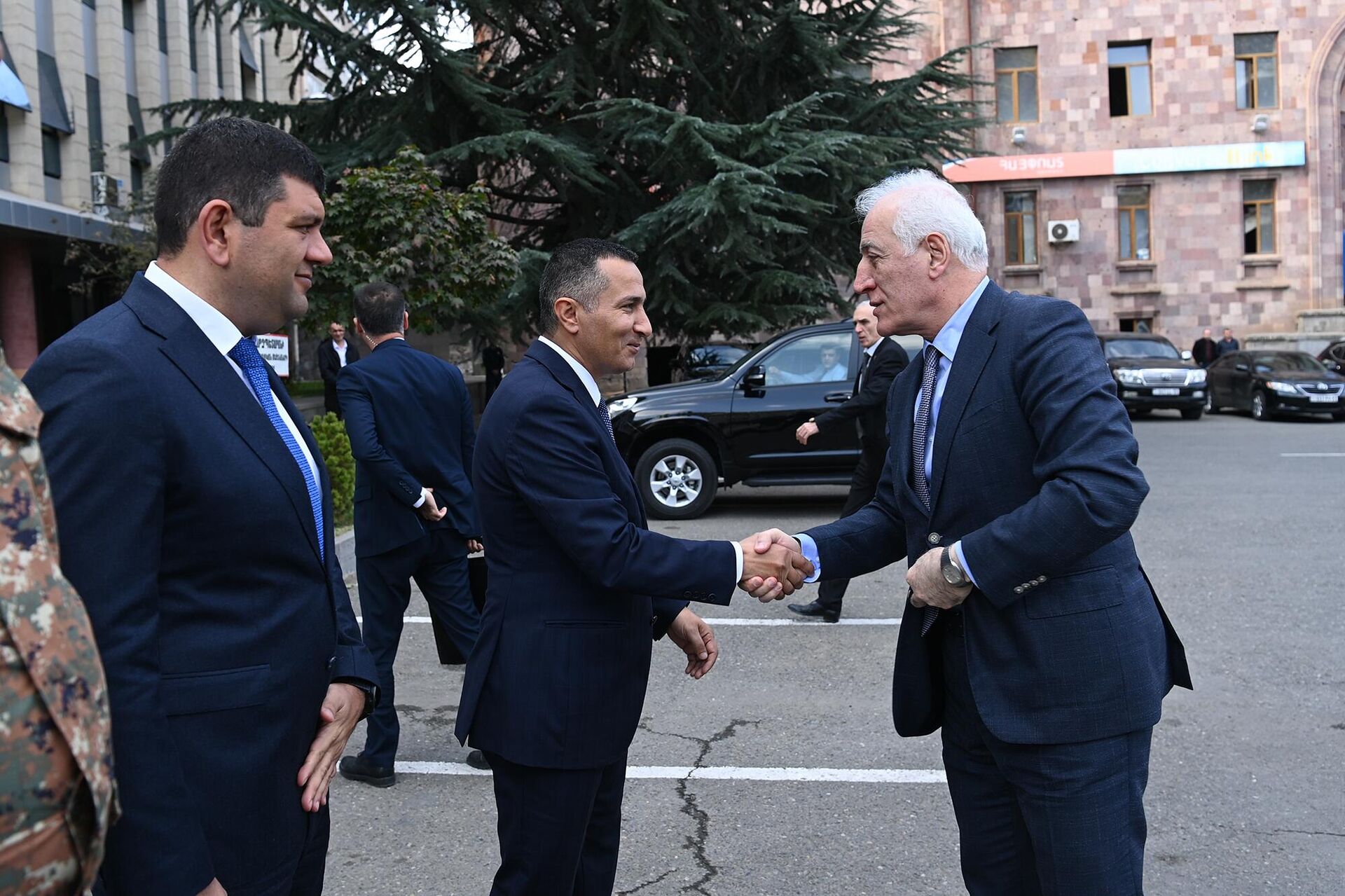 Президент Ваагн Хачатурян на встрече с губернатором Сюника  Робертом Гукасяном, представителями правительства области и руководителями силовых структур области (1 ноября 2023). Сюник - Sputnik Արմենիա, 1920, 01.11.2023
