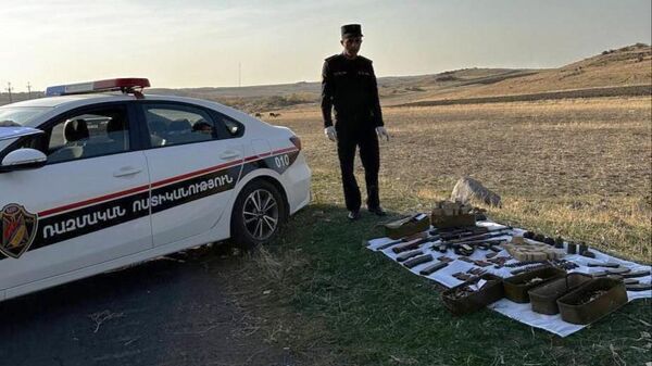 Неизвестный гражданин оставил оружие и боеприпасы на обочине автодороги, ведущей из села Гегашен Котайкского района в село Зовк - Sputnik Армения