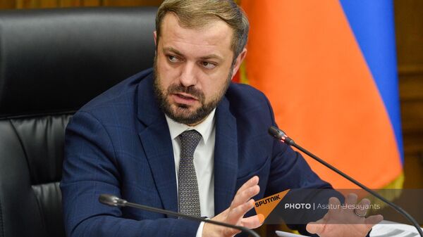 Депутат правящей фракции Гражданский договор Геворг Папоян на обсуждении бюджета 2024 года в парламенте (2 ноября 2023). Еревaн - Sputnik Армения