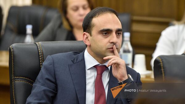 Мэр Еревaна Тигран Авинян на обсуждении бюджета 2024 года в парламенте (2 ноября 2023). Еревaн - Sputnik Армения