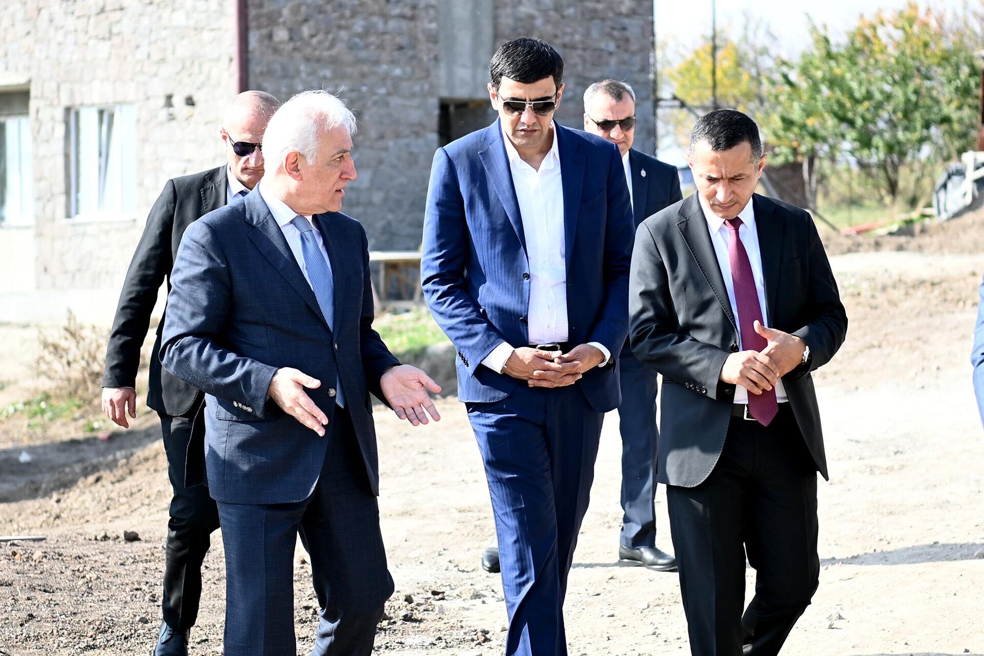 Президент  Ваагн Хачатурян посетил село Неркин Хндзореск на армяно-азербайджанской границе (3 ноября 2023) - Sputnik Արմենիա, 1920, 03.11.2023