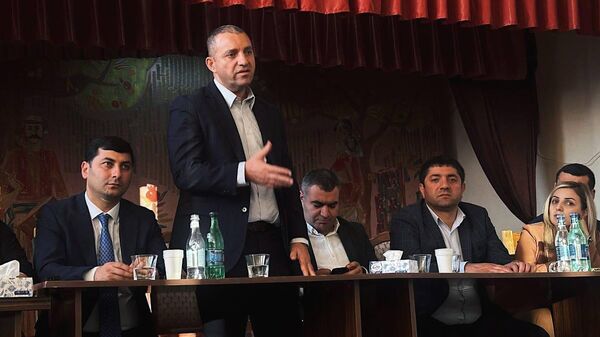 Министр экономики Ваан Керобян встретился с жителями общины Норакерт с целью обсуждения пилотной программы земельной реформы и ознакомления с волнующими их вопросами (4 ноября 2023). Армавир - Sputnik Армения