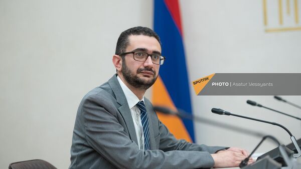 Начальник службы миграции и гражданства Министерства внутренних дел Армен Казарян на заседании постоянной комиссии по вопросам обороны и безопасности (6 ноября 2023). Еревaн - Sputnik Армения