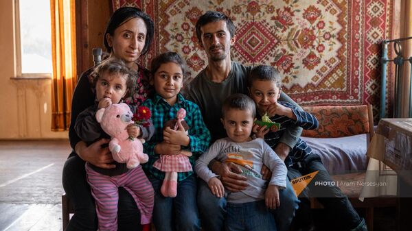 Семья Акопянов, вынужденных переселенцев из Бердзора, в селе Чинари Тавушской области - Sputnik Армения