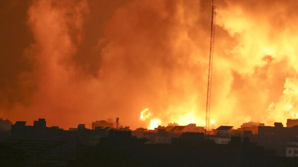 Огонь и дым поднимаются из зданий после израильских авиаударов по городу Газ, Палестина - Sputnik Армения