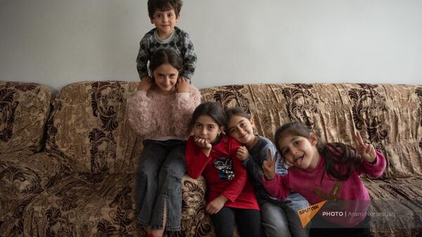 Дети семьи Мусаелянов из Нагорного Карабаха в селе Айтах Армавирской области - Sputnik Армения