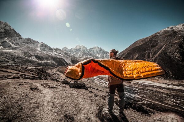 4. Эверест, НепалХотя многие альпинисты ежегодно достигают базового лагеря горы, на вершину добрались менее 10 000 человек - Sputnik Армения
