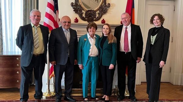 Посол Армении в США Лилит Макунц приняла члена Палаты лордов парламента Великобритании, баронессу Кэролайн Кокс (8 ноября 2023). Вашингтон - Sputnik Армения