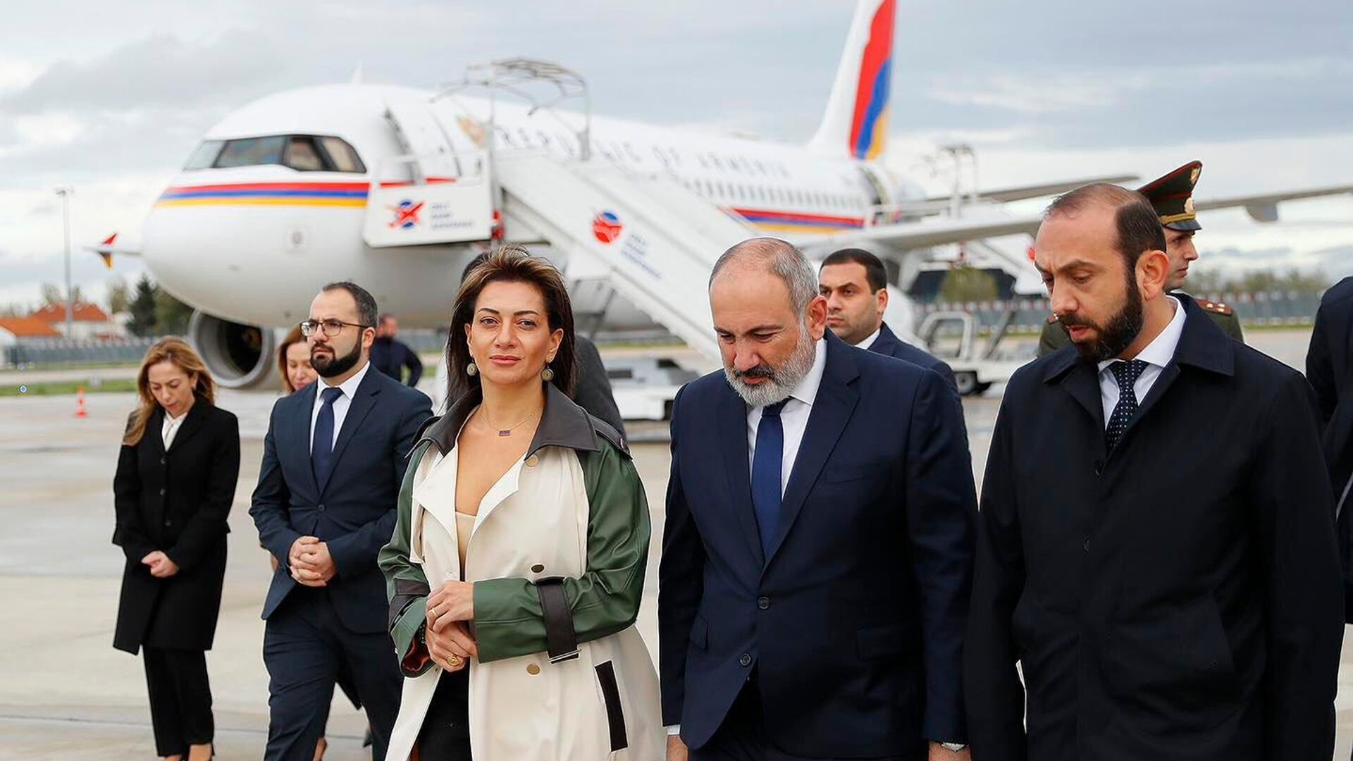 Премьер-министр Армении Никол Пашинян вместе с супругой Анной Акопян с рабочим визитом прибыл во Францию (9 ноября 2023). Париж - Sputnik Армения, 1920, 09.11.2023