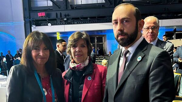 Արարատ Միրզոյանը
Ֆրանսիայի ԱԳ նախարար Կատրին Կոլոննայի և Փարիզի քաղաքապետ Անն Իդալգոյի հետ - Sputnik Արմենիա