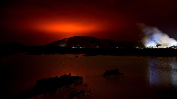 Извергающийся вулкан Фаградалсфьялл за знаменитой Голубой лагуной в Исландии - Sputnik Армения
