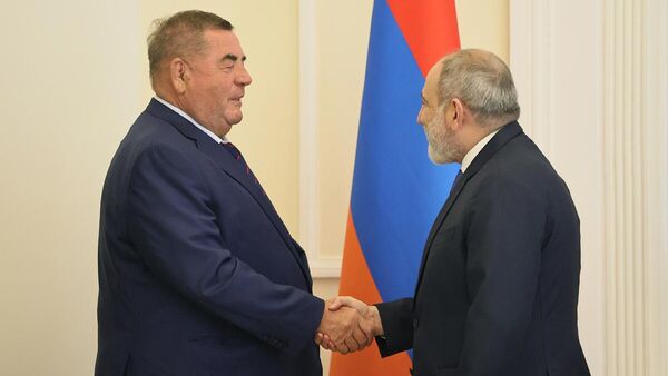 Սամբոյի միջազգային ֆեդերացիայի նախագահ Վասիլի Շեստակովն ու ՀՀ վարչապետ Նիկոլ Փաշինյանը - Sputnik Արմենիա