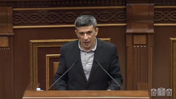 Тигран Парсилян во время принятия присяги на очередном заседании Национального собрания Армении (14 ноября 2023). Еревaн - Sputnik Армения