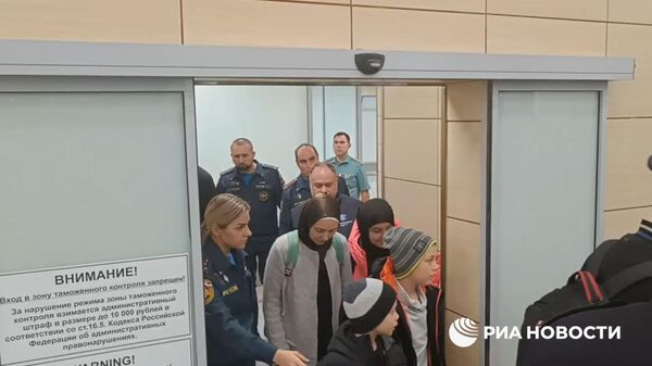 Первые эвакуированные из сектора Газа россияне вышли к встречающим в Домодедово - Sputnik Армения