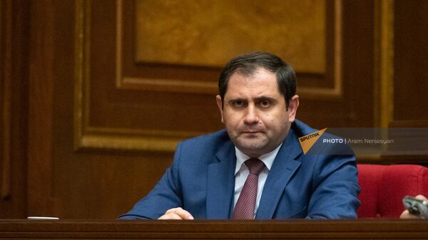 Министр обороны Сурен Папикян на очередном заседании Парламента Армении (15 ноября 2023). Еревaн - Sputnik Армения