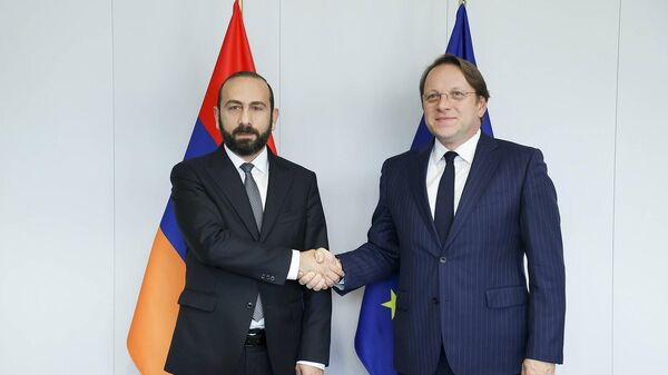 Министр иностранных дел Армении Арарат Мирзоян встретился с комиссаром ЕС по вопросам соседства и расширения Оливером Вархели (15 ноября 2023). Брюссель - Sputnik Армения
