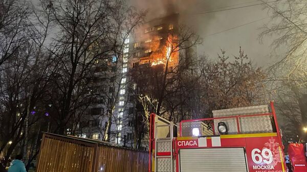 Сотрудники пожарной службы МЧС РФ на месте пожара многоэтажного здания (16 ноября 2023). Москвa - Sputnik Армения