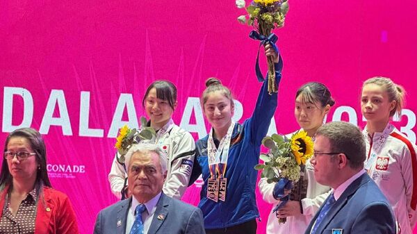 Член женской сборной Армении по тяжелой атлетике Александра Григорян (55 кг) на проходящем в Мексике молодежном чемпионате мира по тяжелой атлетике завоевала золотую медаль - Sputnik Армения