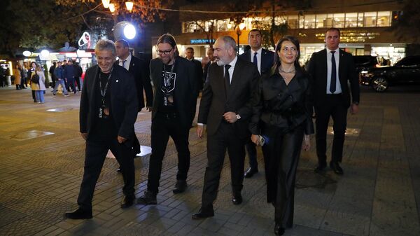 Премьер-министр Никол Пашинян с супругой Анной Акопян присутствовали на премьере фильма, посвященного фестивалю STARMUS VI (17 ноября 2023). Еревaн - Sputnik Армения