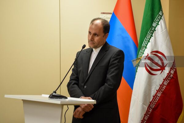 Заместитель посла Ирана в Армении Мохаммад Али Мотаги во время церемонии подписания меморандума о сотрудничестве в сфере автоспорта, туризма и дорожной безопасности (20 ноября 2023). Еревaн - Sputnik Армения
