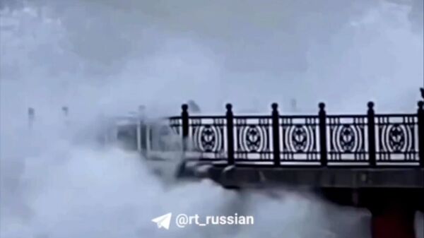 Нескольких человек едва не смыло волной с пирса во время шторма в Адлере - Sputnik Արմենիա