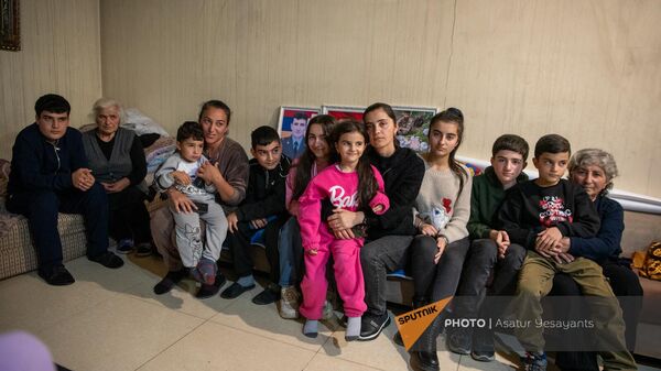 Семья вынужденных переселенцев из Нагорного Карабаха Саакянов - Sputnik Армения