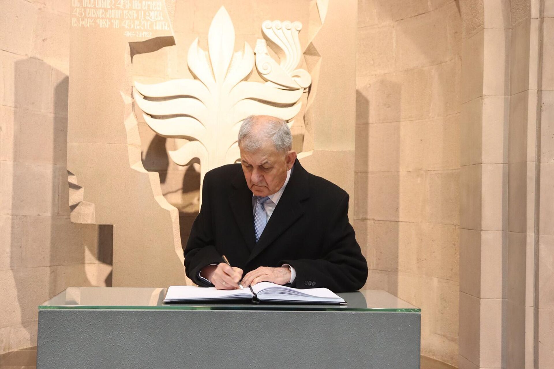 Президент Ирака Абдул Латиф Рашид посетил Мемориальный комплекс Цицернакаберд (22 ноября 2023). Еревaн - Sputnik Армения, 1920, 22.11.2023