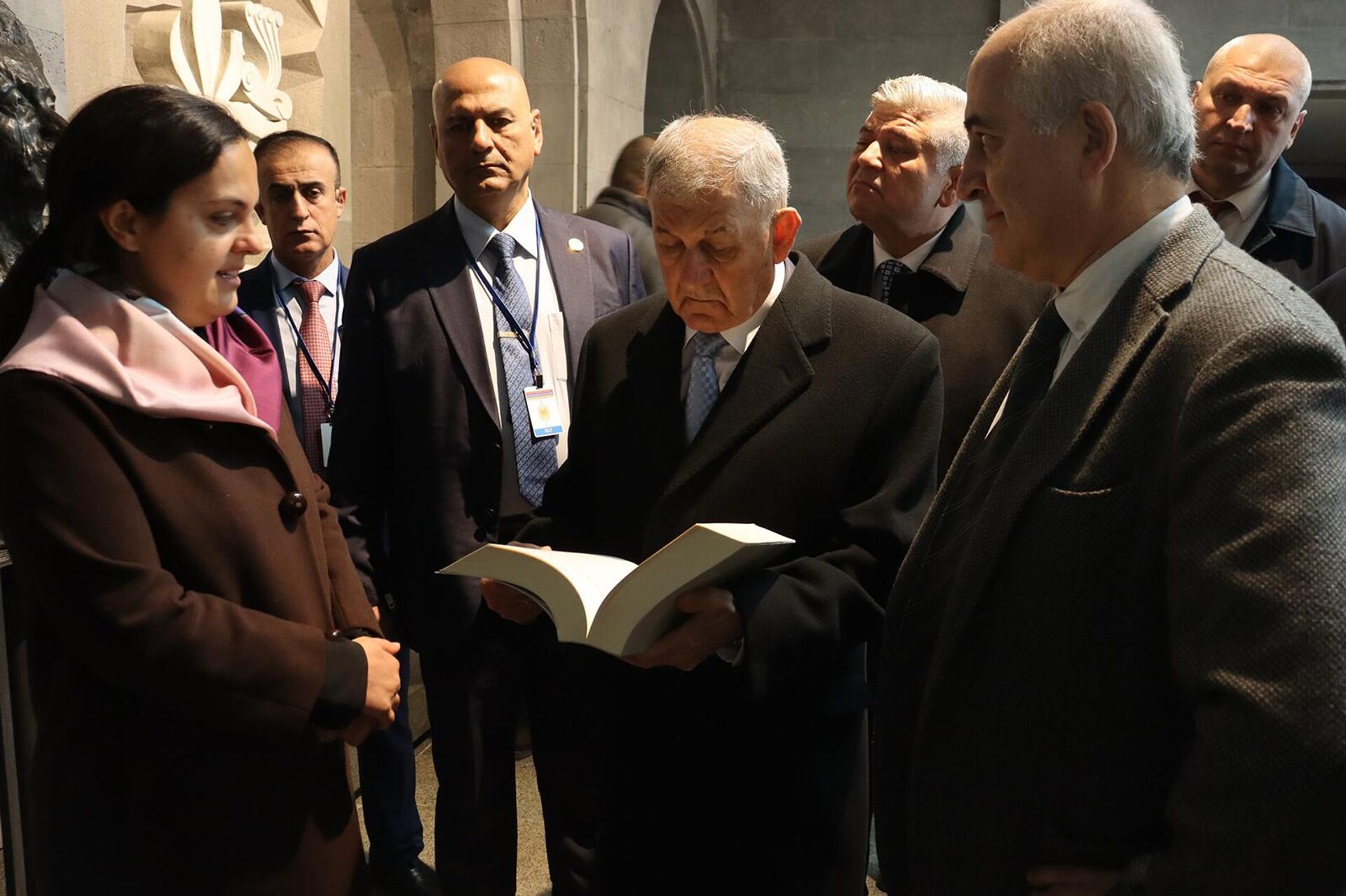 Президент Ирака Абдул Латиф Рашид посетил Мемориальный комплекс Цицернакаберд (22 ноября 2023). Еревaн - Sputnik Армения, 1920, 22.11.2023