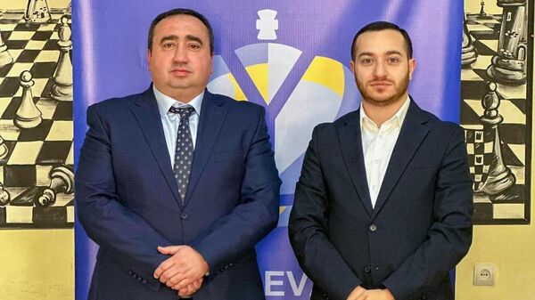 Избранный и завершивший председательство президенты шахматной федерации Еревана Артур Давтян и Мхитар Айрапетян - Sputnik Армения