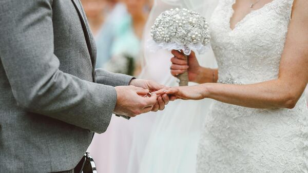 Жених и невеста надевают друг другу кольца - Sputnik Армения