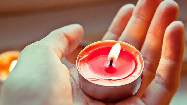 Горящая свеча в руке, фото из архива - Sputnik Армения