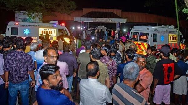 Машины Скорой помощи уводят пострадавших в результате давки на музыкальном фестивале в Индии - Sputnik Армения