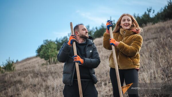 Мариам Степанян и Вазген Григорян в первом и единственном в Армении Лесу молодоженов, где вместо символичных таросиков молодые пары сажают деревья - Sputnik Армения